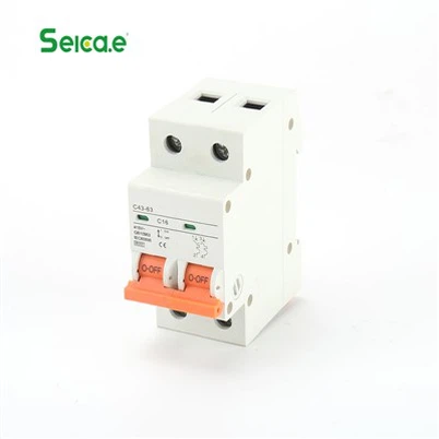 ما هو دور قاطع التحويلة في مفتاح قاطع الدائرة الكهربائية؟